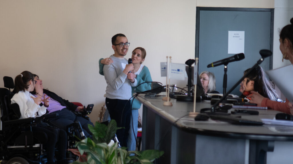 Affid du Collectif des Éclaireurs interpelle les intervenants pendant un petit sketch préparé.