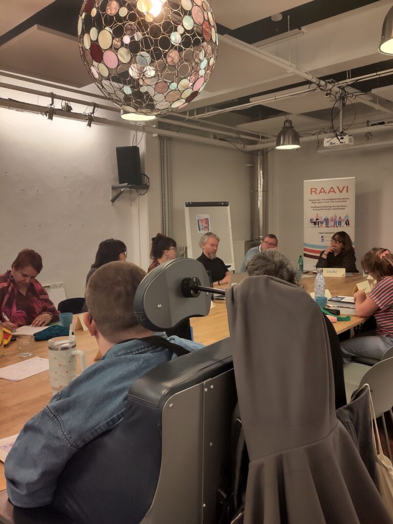 Deelnemers aan de introductiedag van de RAAVI-workshops in Brussel, samen rond de tafel.